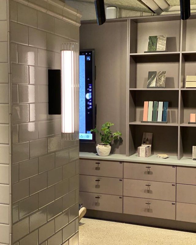 Sneak peek från @kakelspecialistenprojekt nya showroom på Södermalm där materialet och dess egenskaper får stå i fokus. 

inredning: @spectrumarkitekter 
ljusdesign: @ljusrum