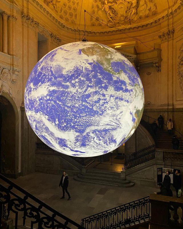 Passa på att titta på ljusinstallationer i veckan under Nobel week lights som pågår fram till 11 december. 
På bilden „GAIA“ av @lukejerramartist som finns att beundra på Slottsbacken/Kungliga Slottet.

#nobelweeklights #nobelweeklights2022 #lightart