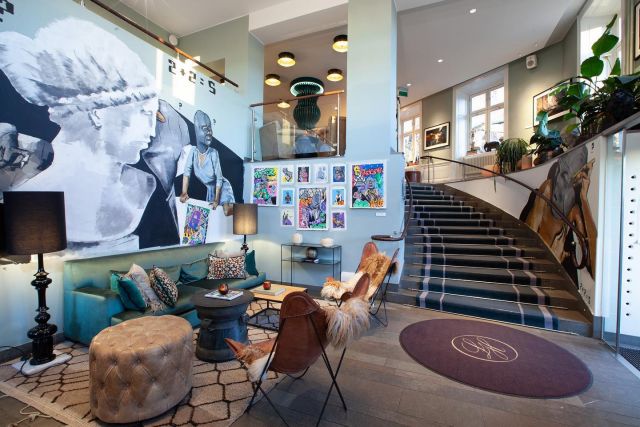 Grattis till @lydmarhotel som tog hem priset som bästa hotell för stora och små i @travelnewssweden Wilhelmina Skogh-prisutdelning.

Vi bjuder på några bilder på den uppdaterade allmänbelysningen i restaurang och lobby som färdigställdes förra året. 

Fotograf: @sundinannelie (Ljusrum)

#hoteldesign #restaurantdesign #hotellighting #ljusdesign  #restaurantlighting #boutiquehotel #luxuryhotel #lydmarhotel #lydmar