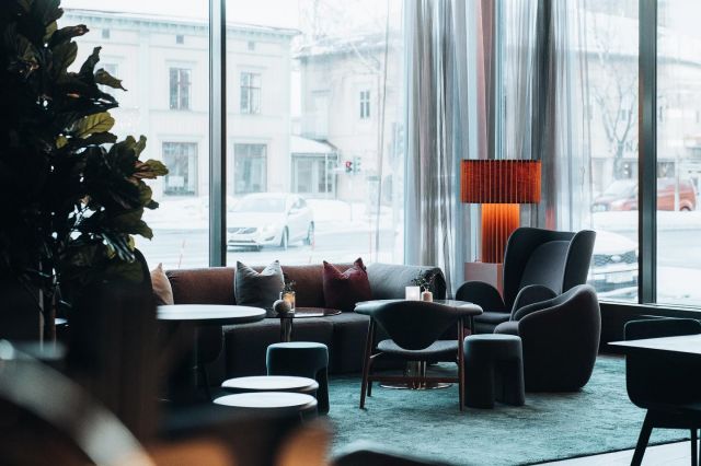 Vi passar på att önska en trevlig helg med några bilder på Clarion Hotel i Umeå.
Ljuskonceptet togs fram med avstamp i inredningskonceptet som bland annat vill framhäva de stora kontrasterna i norra Sverige.
Ljus, värme och sol halva året – mörker, kyla och is resterande del.
”Varmt möter kallt. Eld ställs mot is. Ljus möter mörker.”

Fotograf: Martin Edholm

#hoteldesign #restaurantdesign #hotellighting #ljusdesign  #restaurantlighting #strawberry #clarion #clarionhotel #umeå #lightingdesign